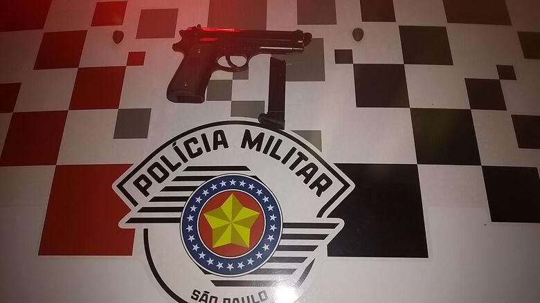 Uma das armas falsas apreendidas pela PM - Crédito: Divulgação