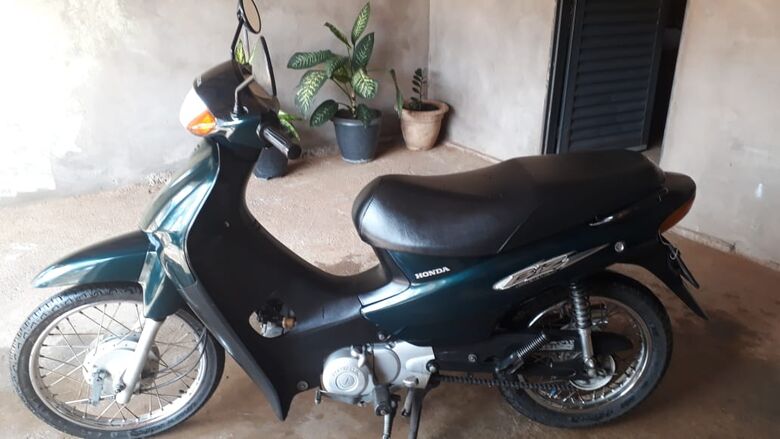Funcionária do comércio pede ajuda para encontrar moto furtada -