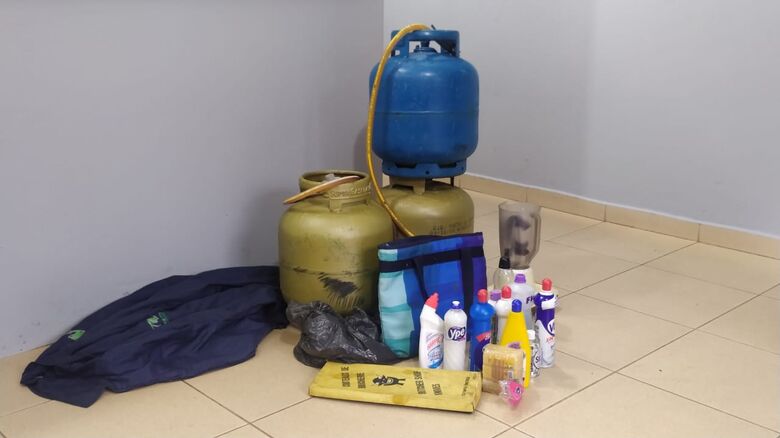Os produtos que foram furtados de uma das casas e estavam escondidos em uma mata - Crédito: Maycon Maximino