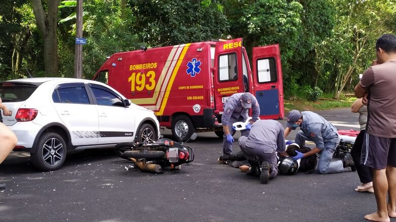 Motociclista é socorrido pelos bombeiros da UR: com escoriações, encaminhado à Santa Casa - Crédito: Maycon Maximino