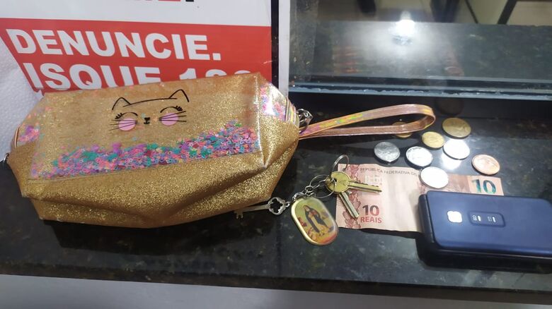 A bolsa furtada da aposentada foi recuperada pela PM - Crédito: Maycon Maximino