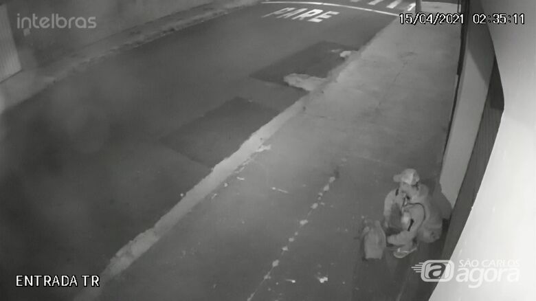 Imagem mostra o ladrão durante o furto na madrugada - Crédito: Divulgação