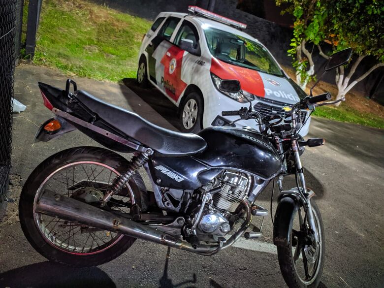 Motociclista é detido após fugir da polícia e resistir a prisão - Crédito: Maycon Maximino