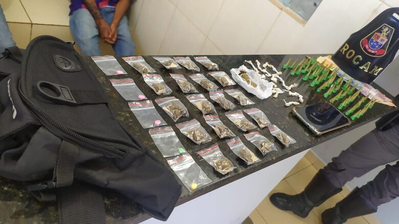 A droga e o dinheiro apreendidos com os menores - Crédito: Maycon Maximino