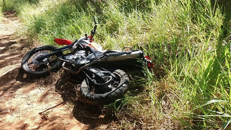 Moto estava abandonada próximo a um ponte na serrinha do Aracy - Crédito: Maycon Maximino