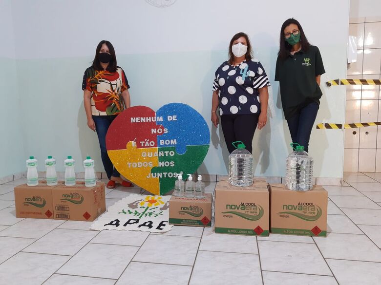 Momento em que representantes da destilaria realizavam a entrega do álcool à Apae - Crédito: Divulgação