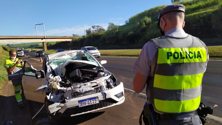 Frente do Voyage ficou completamente destruída após o forte impacto na traseira da carreta - Crédito: Maycon Maximino