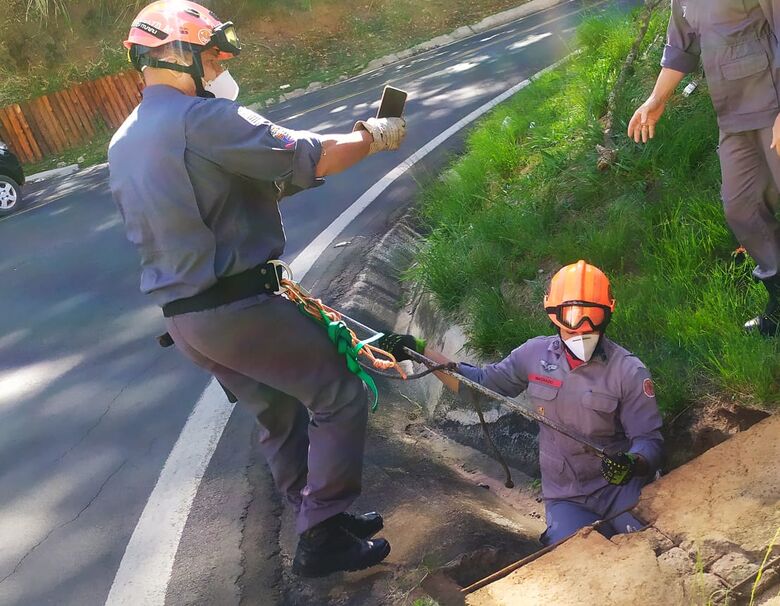 Bombeiros entraram no bueiro para efetuar o resgate do bichano - Crédito: Maycon Maximino