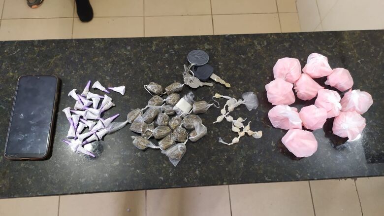 A droga que estava na praça e no veículo foram apreendidas - Crédito: Maycon Maximino
