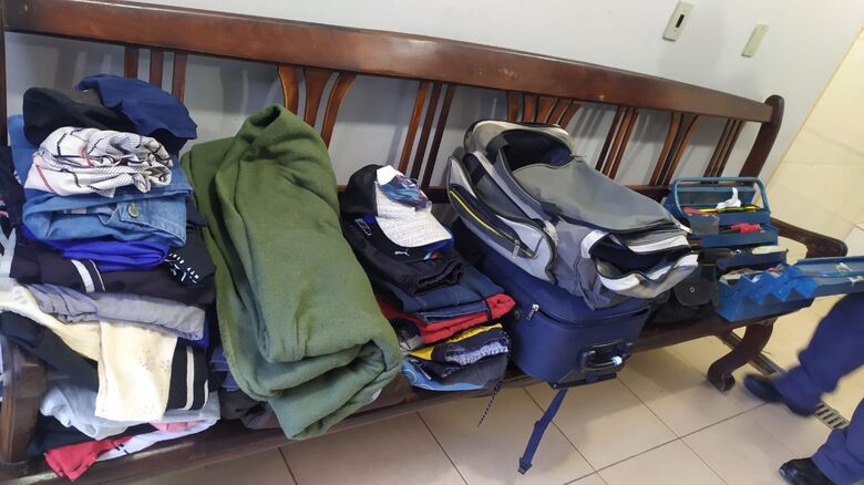 Parte dos produtos de origem suspeita que estavam no interior da moradia - Crédito: Maycon Maximino