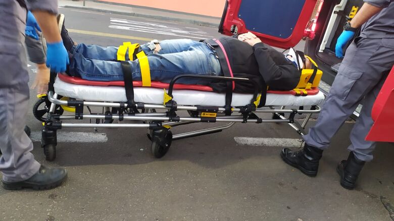 Momento em que vítima era atendida pelo Corpo de Bombeiros - Crédito: Maycon Maximino