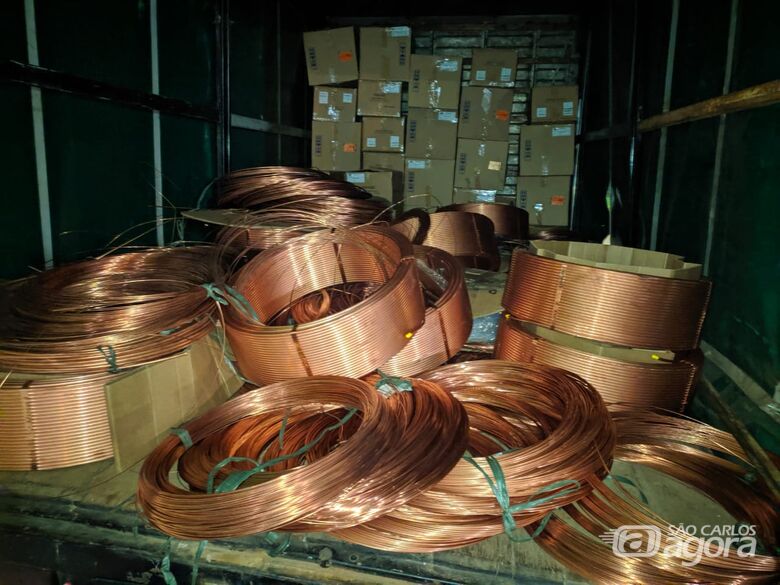 O caminhão onde estava as duas toneladas de cobre furtadas de uma empresa em São Carlos - Crédito: Maycon Maximino