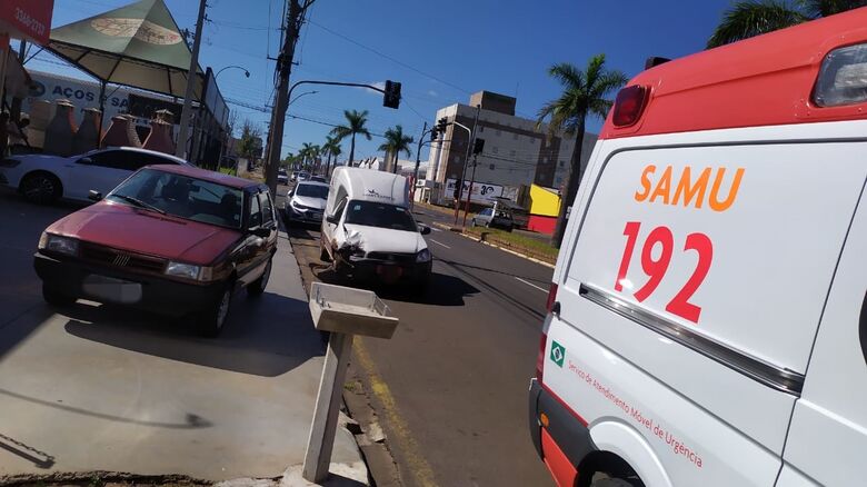 Motorista do Strada acertou a traseira de um Uno estacionado - Crédito: Maycon Maximino