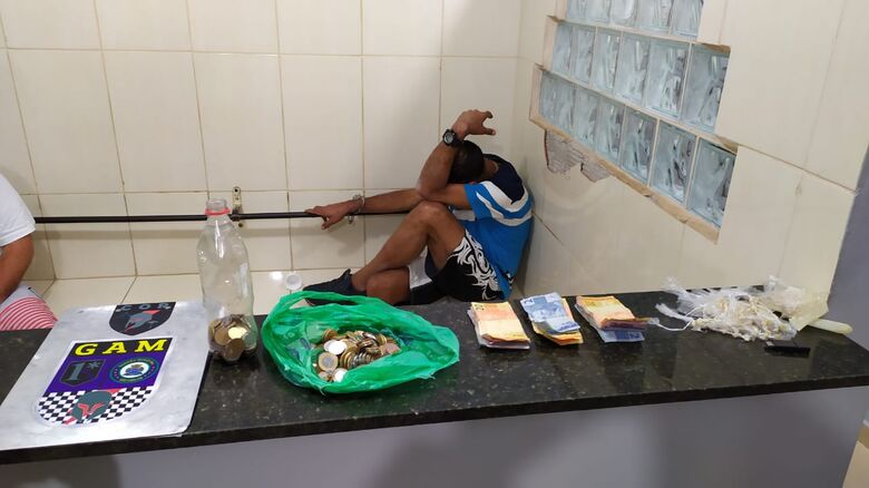 O suspeito detido (em segundo plano) e em primeiro plano a droga apreendida - Crédito: Maycon Maximino