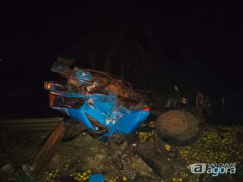 Caminhão tombou após a colisão na Anhanguera: carga de laranjas espalhou na pista - Crédito: Repórter Beto Ribeiro