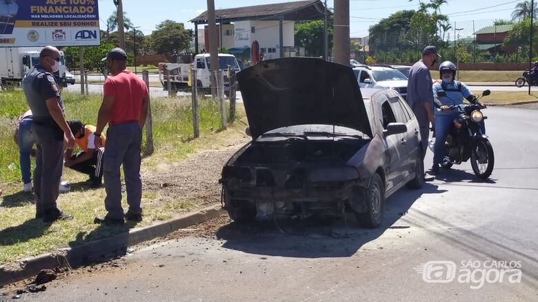 Fogo destruiu motor de veículo - Crédito: Maycon Maximino
