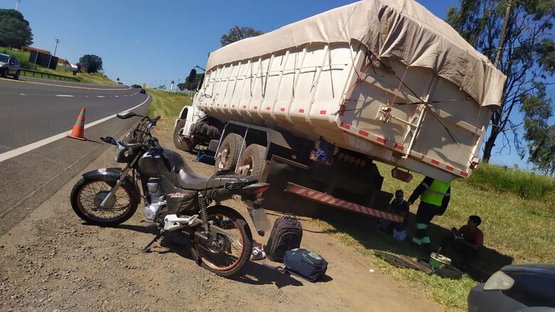Pneu furado da moto causou acidente na SP-215 - Crédito: Maycon Maximino