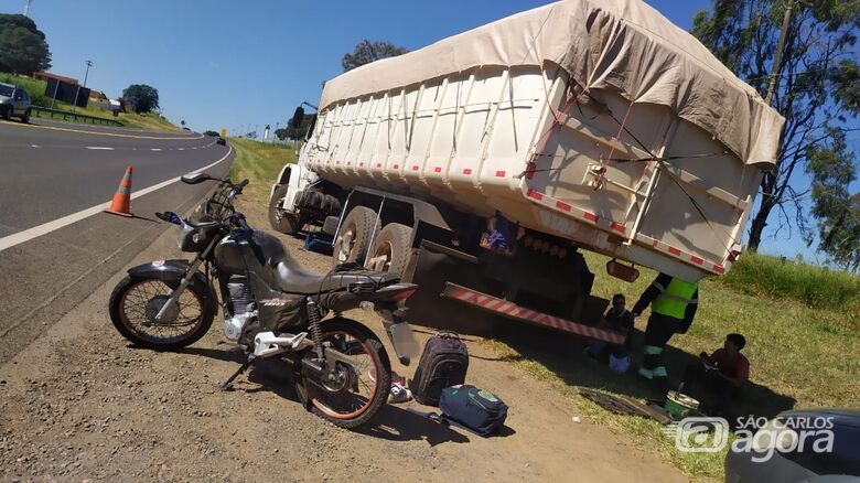 Pneu furado da moto causou acidente na SP-215 - Crédito: Maycon Maximino