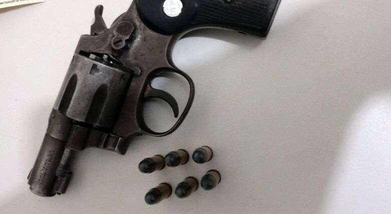 Motorista é flagrado com arma de fogo no carro, em Ribeirão Bonito - Crédito: divulgação
