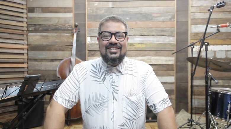 O compositor e instrumentista em gravação do novo trabalho - Crédito: Thiago Carreri/Psiu Studio
