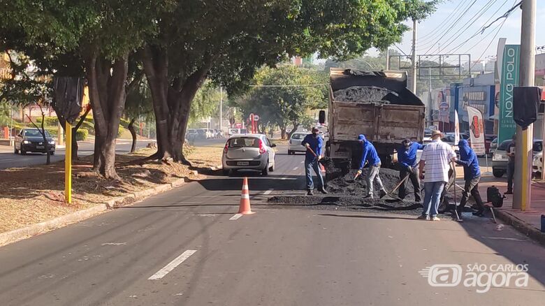 Funcionários implantam lombada na avenida - Crédito: Maycon Maximino