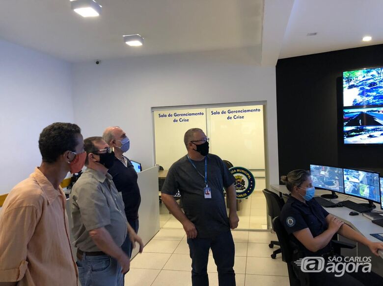 O prefeito de Ribeirão Bonito também fez questão de conhecer o aplicativo de celular “SOS Escolar” - Crédito: Divulgação