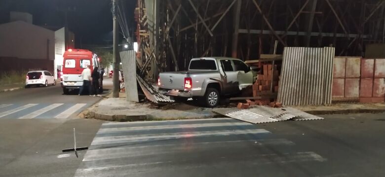 Amarok invade construção após colisão no Centro - Crédito: TV Ônix