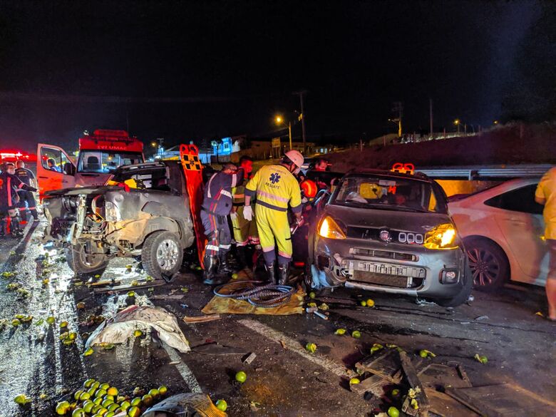 Grave acidente envolve 9 veículos na Washington Luis, em São Carlos; veja fotos - Crédito: Maycon Maximino