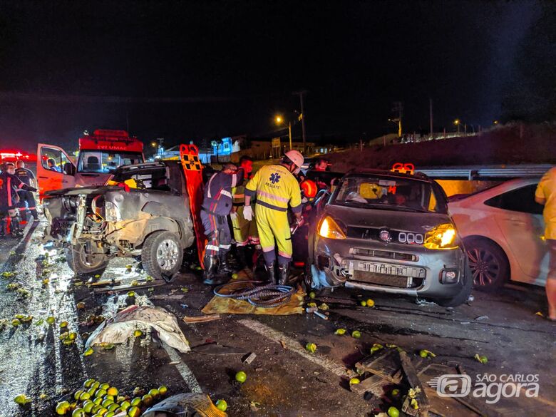 Grave acidente envolve 9 veículos na Washington Luis, em São Carlos; veja fotos - Crédito: Maycon Maximino