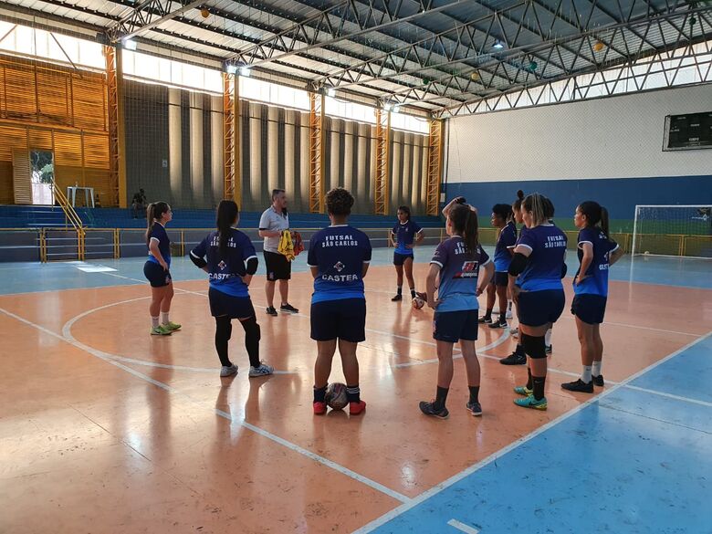 Sob rígido protocolo de segurança, meninas do futsal retornaram às atividades presenciais - Crédito: Divulgação