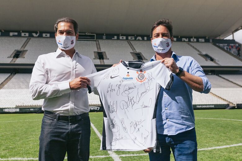 Cândido Junior, vice-presidente comercial de relacionamento do Hapvida e Duilio Noccioli Monteiro Alves, presidente do Corinthians - Crédito: Foto: Brunno Kawago