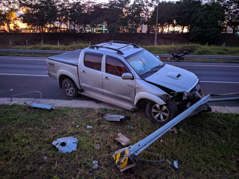 Motorista perde o controle e picape bate em guard-rail na SP-318 - Crédito: Maycon Maximino