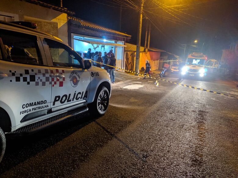 Dupla em moto efetua vários disparos contra atendente no Douradinho - Crédito: Maycon Maximino