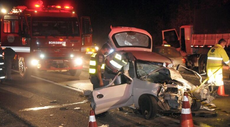 Carro bateu de frente com caminhão - Crédito: Foto: Mateus Medeiros/Gazeta de Piracicaba