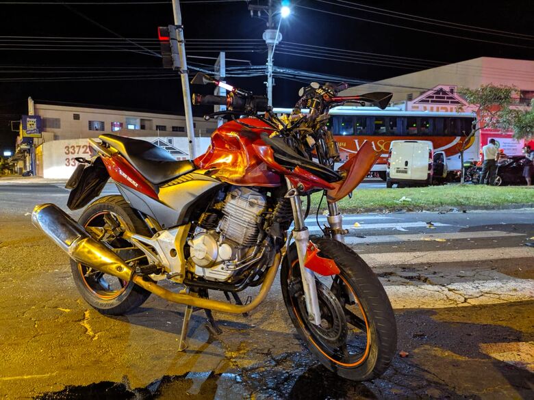 Moto ficou destruída com a força do impacto - Crédito: Maycon Maximino