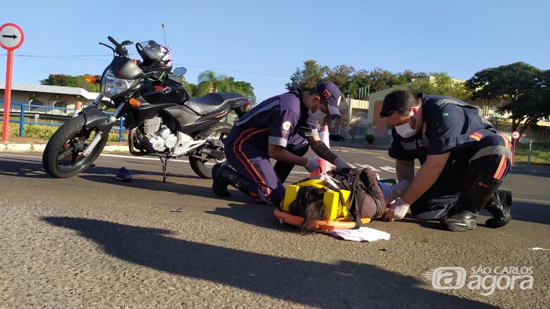 Motociclista fica ferida após acidente na frente do Fórum Cível - Crédito: Maycon Maximino