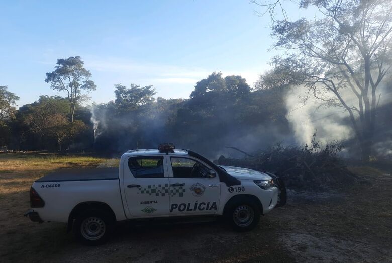 Homem é multado por promover queimada na área rural de São Carlos - Crédito: divulgação
