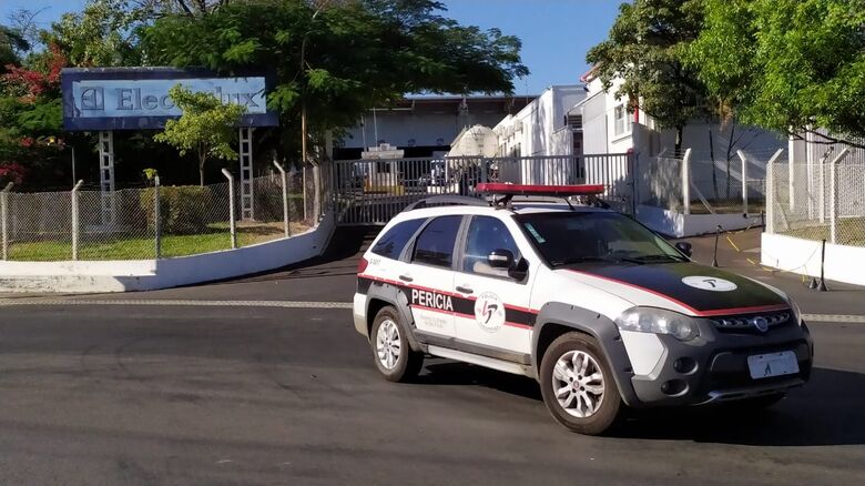 Viatura da Polícia Cientifica deixa a empresa onde ocorreu o acidente - Crédito: Maycon Maximino