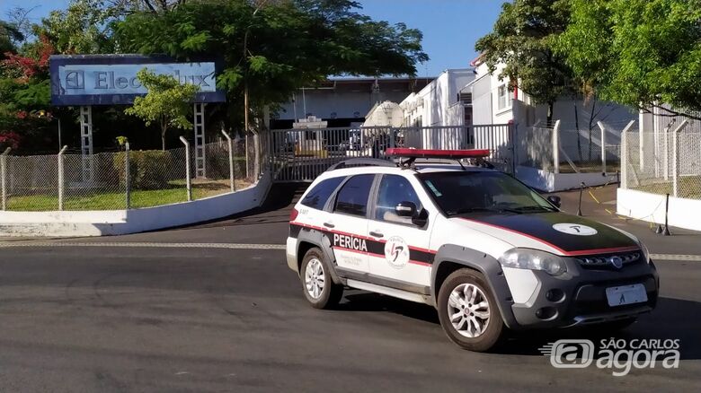 Viatura da Polícia Cientifica deixa a empresa onde ocorreu o acidente - Crédito: Maycon Maximino