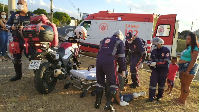 Motociclista sofre vários ferimentos após sofrer queda em rotatória - Crédito: Maycon Maximino