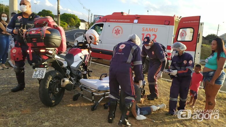 Motociclista sofre vários ferimentos após sofrer queda em rotatória - Crédito: Maycon Maximino