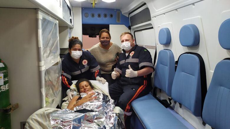 Mãe, bebê e a equipe do Samu - Crédito: Maycon Maximino