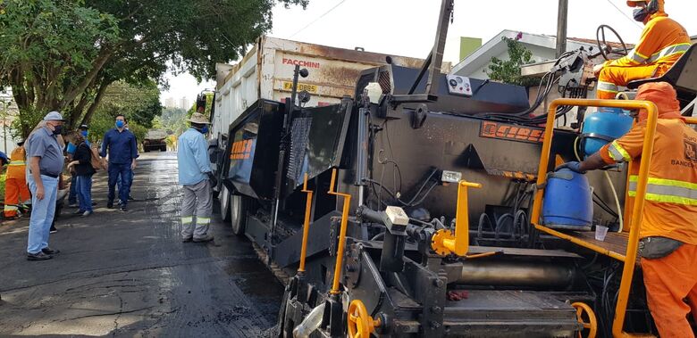 Prefeito Airton Garcia acompanha obra de recape - Crédito: divulgação