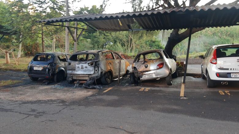 Veículos danificados após o incêndio - Crédito: São Carlos Agora