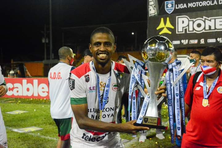 Ao lado da taça, Jean Paulo comemora título conquistado na Costa Rica - Crédito: Divulgação