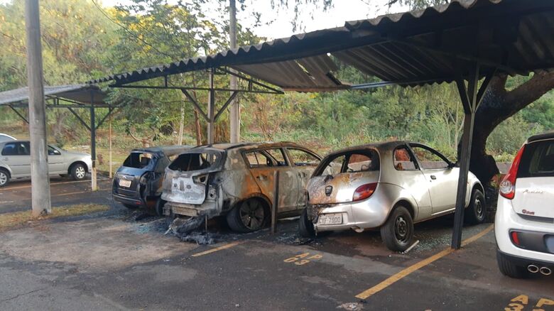 Ex de cabeleireiro pode ter ateado fogo em veículos no Jardim Botafogo - Crédito: São Carlos Agora