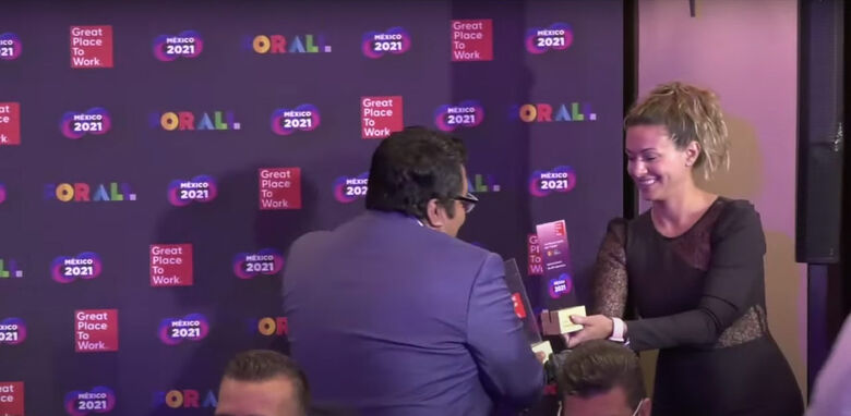 Gerardo Cruz, COO da empresa, recebendo o prêmio - Crédito: divulgação