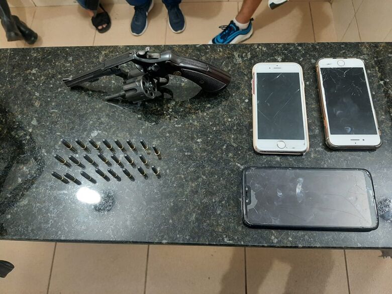 Arma é encontrada dentro de carro no Jardim Botafogo - Crédito: Colaborador SCA