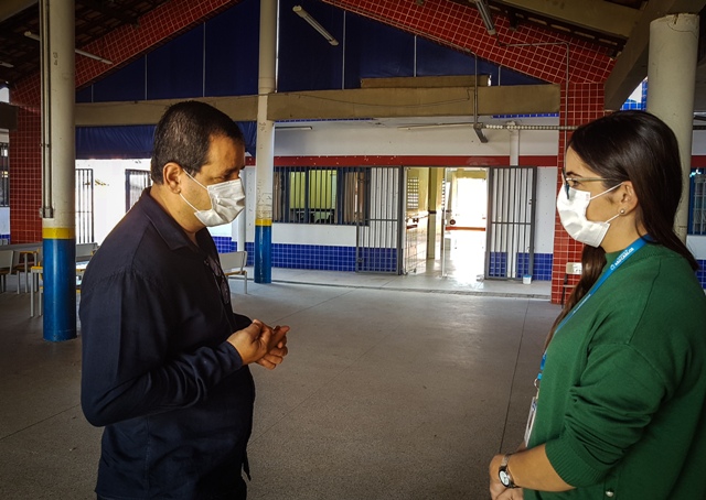 Vereador Roselei conversa com a diretora da Cemei, Gabrielle Blengini: “É muito gratificante colaborar com as nossas escolas” - Crédito: Divulgação