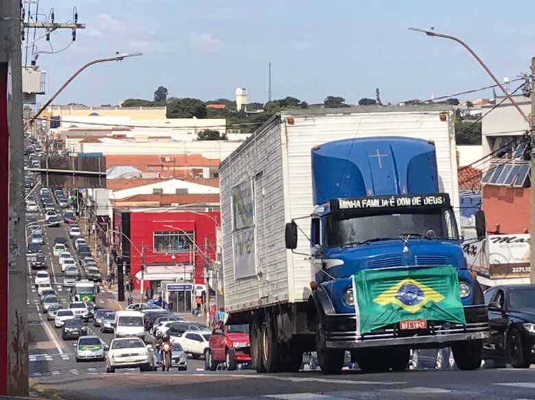 Apoiadores do presidente Jair Bolsonaro fazem manifestação em São Carlos - Crédito: Rickof Aidar